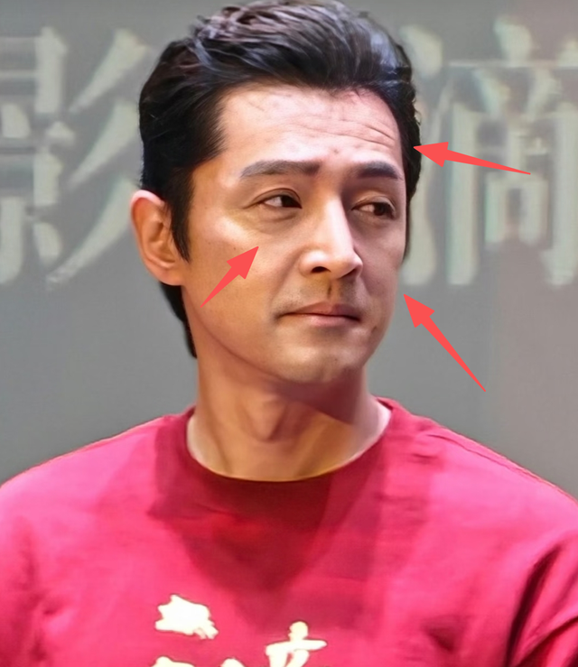 43岁胡歌断崖式衰老，眼袋肿大身材发福，新片票房失利状态差