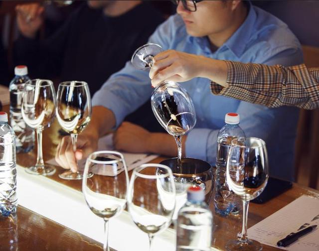 10亿身家换不来10分钟！刚签大单就突然猝死，他的悲剧戳中多少人