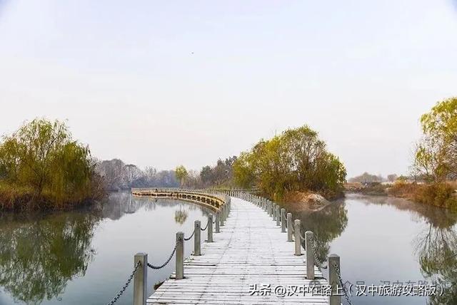 汉中汉江湿地晨景绝了！薄雾锁江，鸟戏江波，宛如仙境！