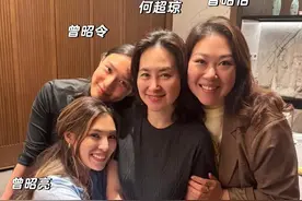 何超琼和三个干女儿聚会，手戴帝皇绿翡翠戒指，手部皮肤松弛图片