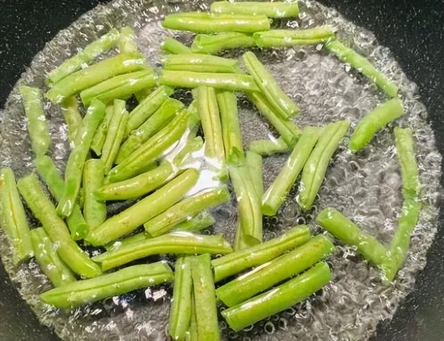 这几种蔬菜，不焯水当心全家中毒！第2种很多人都爱吃