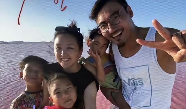 39岁何洁不忍直视，腋下勒出副乳肚子三层肉，要养4个娃操劳疲惫