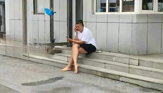 东北雨姐近况曝光，穿8999元裤子买手机，坐台阶上抽烟姿势豪迈