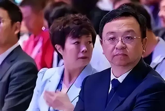 比亚迪老板女儿参加巴黎名媛舞会，她打扮贵气，长得像爸爸王传福