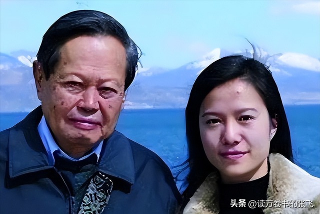 杨振宁走后1个月, 翁帆搬离别墅, 带走34箱东西, 那是她全部的财产