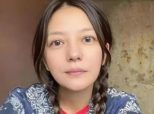 贼心不死！劣迹艺人赵薇走投无路，15岁女儿成她的最后一根稻草