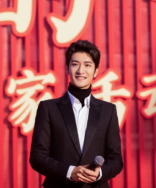 尹颂：靠颜值和实力主持春晚，如今事业稳定，女儿遗传高颜值