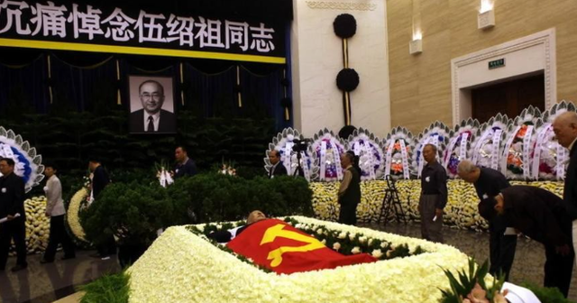 伍绍祖回忆中南海趣事：妈妈养鸭，我们抓鱼，毛主席宣布晚上会餐