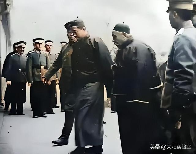袁世凯的真实老照片：穿龙袍坐龙椅接受朝拜，姨太太确实漂亮！