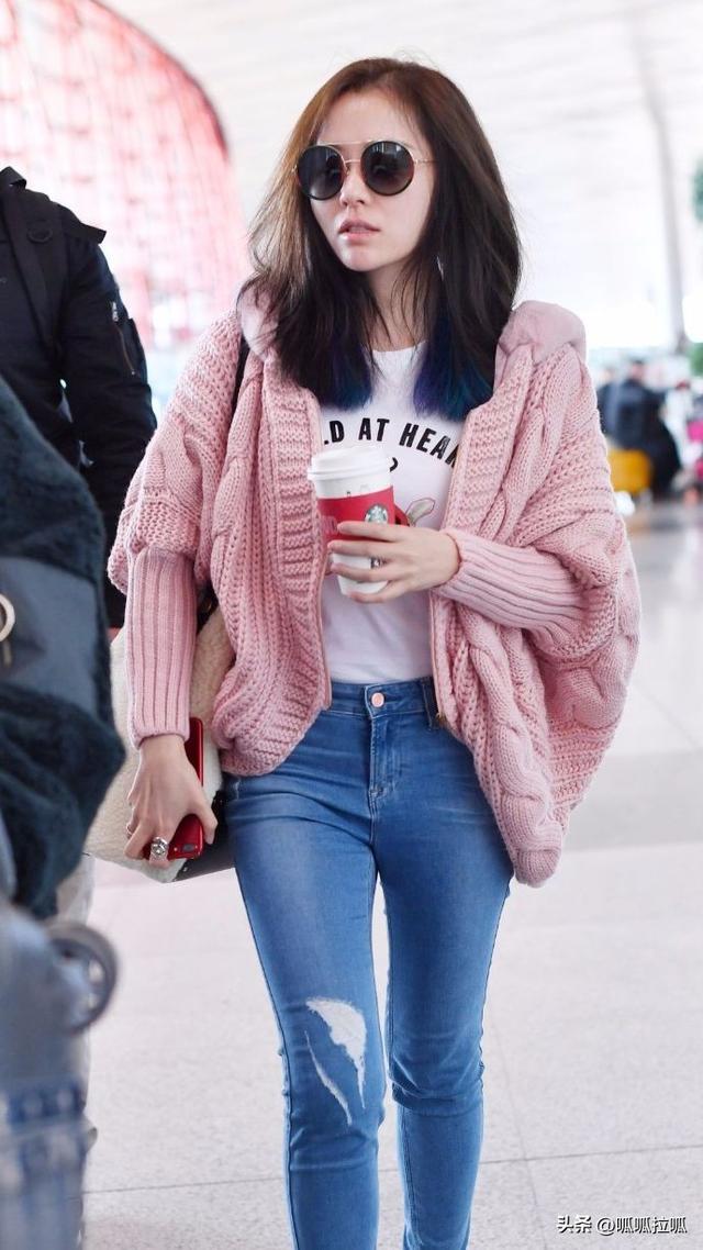 别眨眼！女星穿紧身牛仔裤狂炫身材，细腰翘臀的暴击谁顶得住