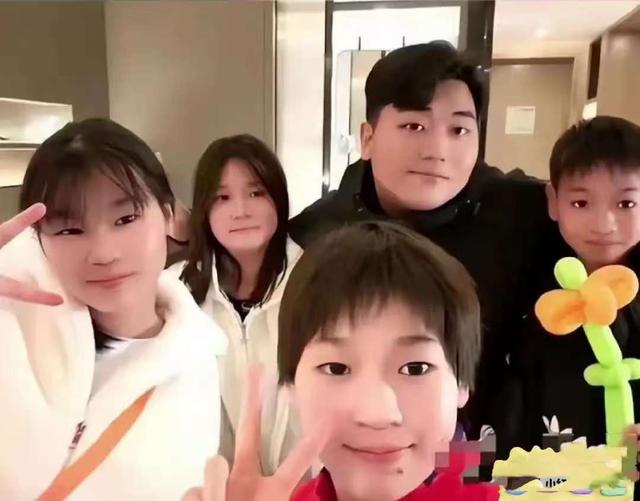 张家齐退役后直播带货，被嘲忘本又掉价	，好友全红婵空降礼物支持