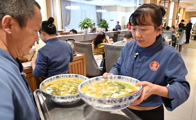 去朝鲜旅游的时候，在平壤高级饭店吃一碗冷面，需要花多少钱？
