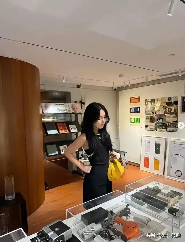 李咏和哈文的女儿官宣恋情！23 岁法图麦大方晒出与男友的合影！