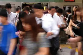 日本电车痴汉愈发猖狂！手伸进衣服、脱人内裤，还有集体猥亵！图片