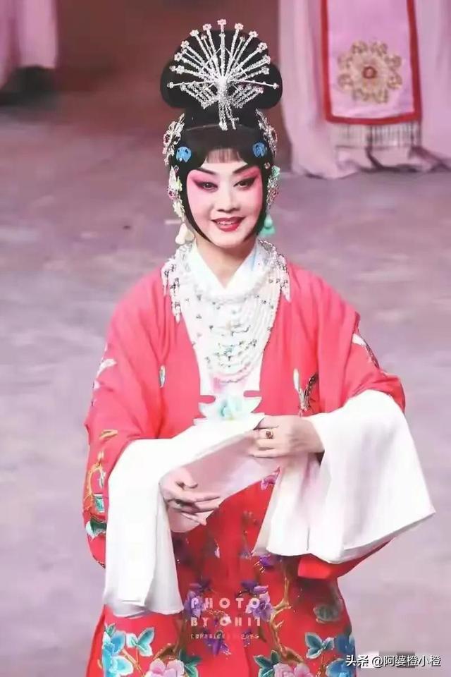 至今未婚未育，身边却有男人陪了近27年！59岁的她才是真人间清醒