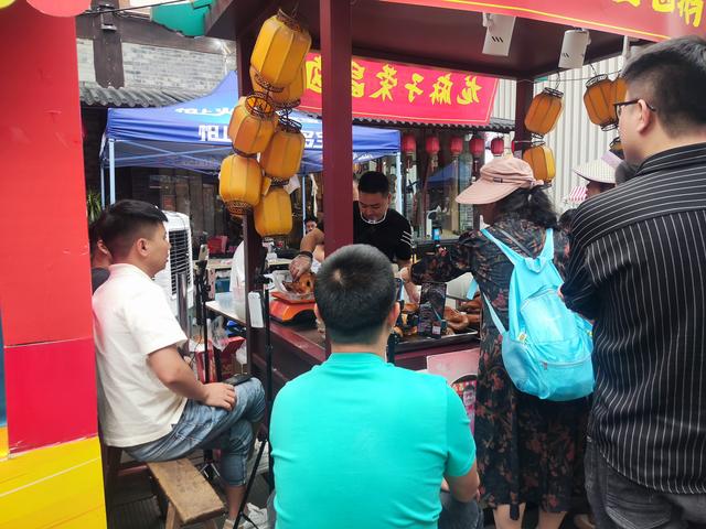 重庆荣昌人造网红景点，节后不降温游人如织，网红直播区最闹热