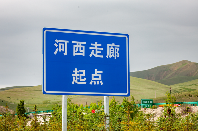 参观乌鞘岭碰见疾风暴雨，来都来了怎么都得用无人机拍摄一下