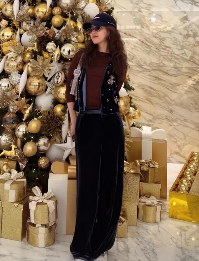 31岁章泽天现身迪拜，2万块穿搭被嘲“奶奶装”，住5位数一晚酒店