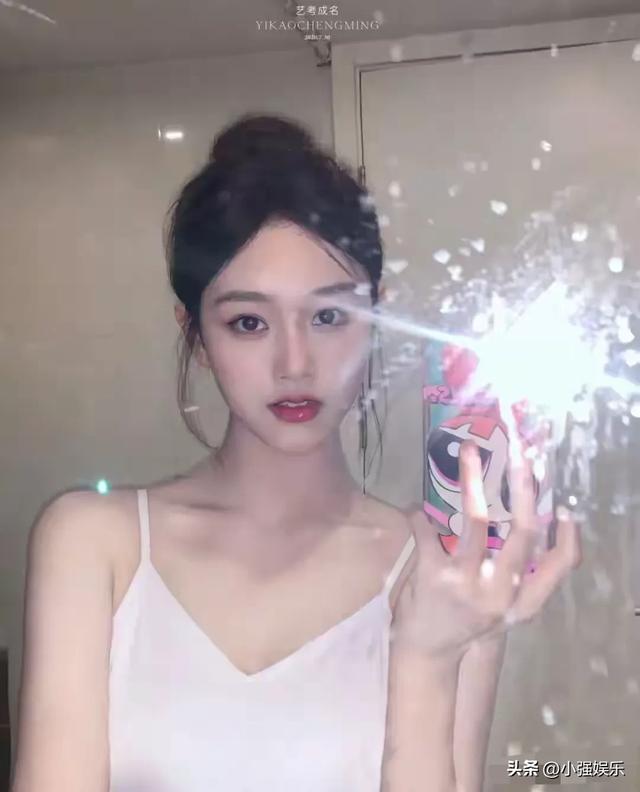 河南校花谢卓亚美貌惊艳全网，网友惊叹：美到让人怀疑人生！