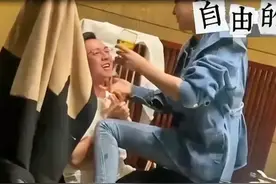 玩归玩闹归闹，同学聚会别拍照！场面如此炸裂 ，回家闹离婚不？图片