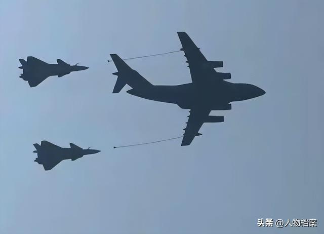 阅兵女机长身份曝光!私生活被扒牺牲太大，老公不简单，央视点名