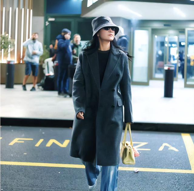 退出春晚解散公司	，被“综艺	”开除，44岁贾玲近况曝光，面相变了