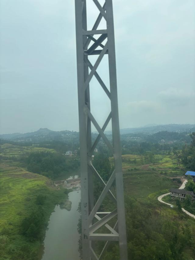 七言·坐车赏千山
