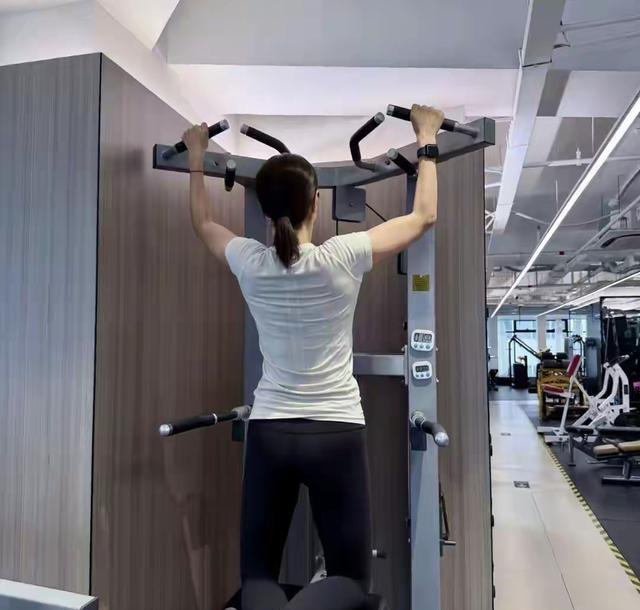 42岁沈佳妮健身照，腰臀比封神	，终于懂朱亚文为啥说生理性喜欢