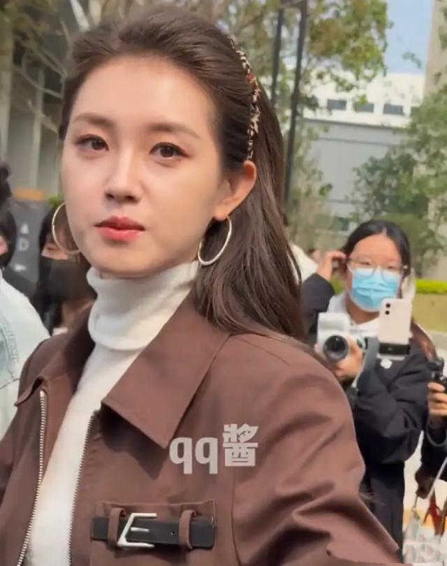 “短剧女王”郭宇欣真实颜值曝光，方脸龅牙大粗腿，26岁模样成熟