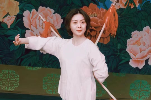至今未婚未育，身边却有男人陪了近27年！59岁的她才是真人间清醒