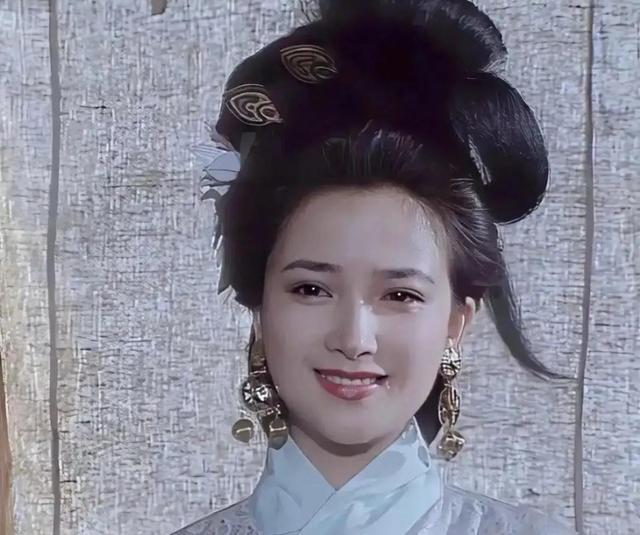 何晴葬礼现场，24岁儿子手捧骨灰和遗像，前夫许亚军缺席