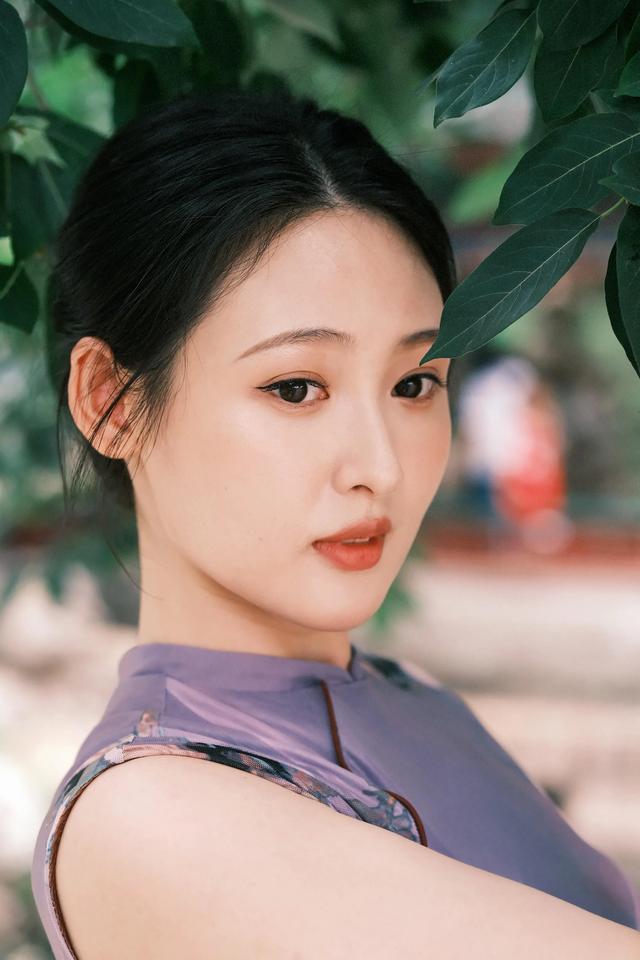 演员刘玮婷紫色旗袍写真，温婉动人