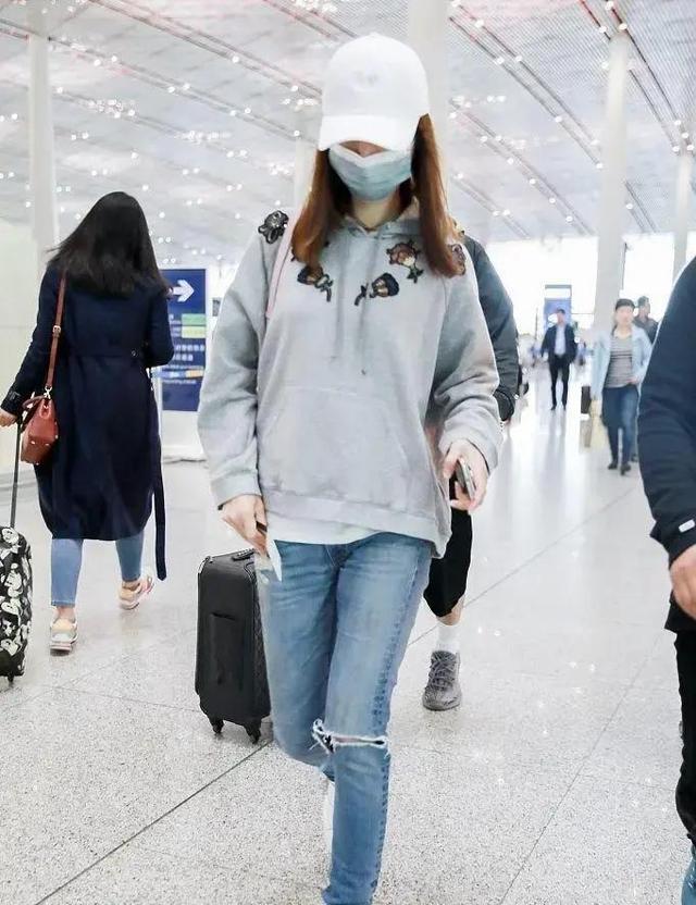 看了林心如的穿搭，我悟了：卫衣不配阔腿裤、短靴，才更洋气减龄