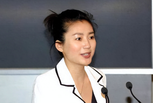 曾为著名央视主持人的王小丫，两次婚姻均未怀孕，如今成普通大妈