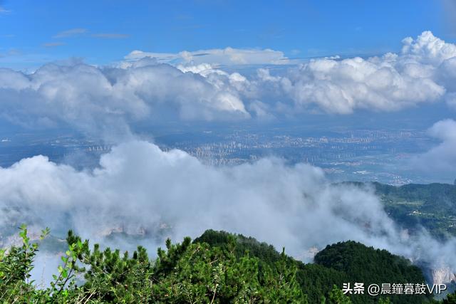 欧亚张家凹的奇峰和云海