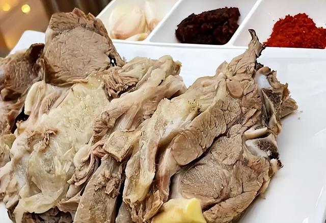 河北一家人暑假到内蒙旅游，点一斤烧麦4道菜，饭菜上齐全家愣了