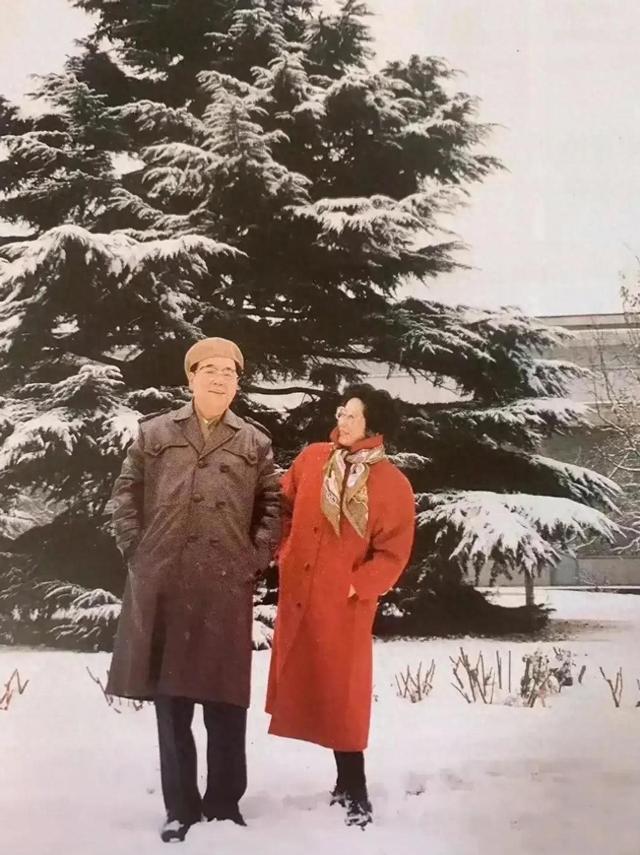 李鹏总理有多帅？1965年和两个儿子的合影，他长相出众，气质不凡