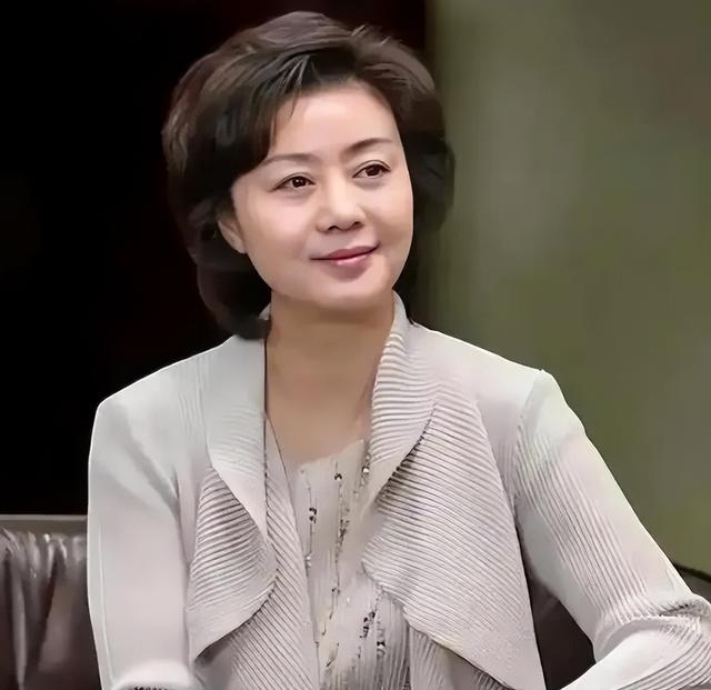 至今未婚未育，身边却有男人陪了近27年！59岁的她才是人间清醒