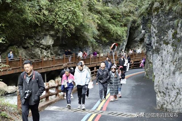 国庆假期第二天，官鹅沟迎来旅游高峰