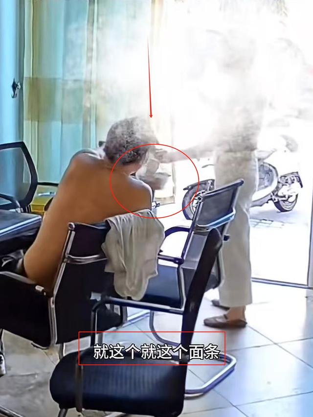 闹大了！女子为一碗面踢烂店主的门，被带走时哭了，店主拒不和解