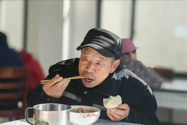 慢阻肺再次成为社会焦点！医生告诫：患慢阻肺的人，多半有3共性