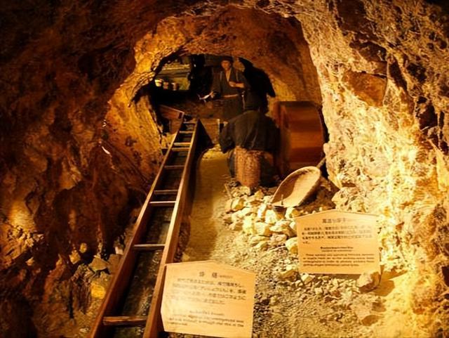 黄金接连暴涨，一年涨超 40% 引市场沸腾，背后到底是机遇还是陷阱