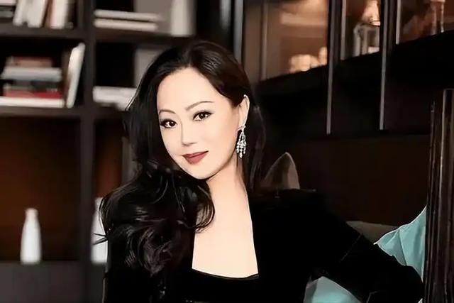 45岁仍拍三级片追求刺激？从亿万富豪再到烂片女王，她在追求什么