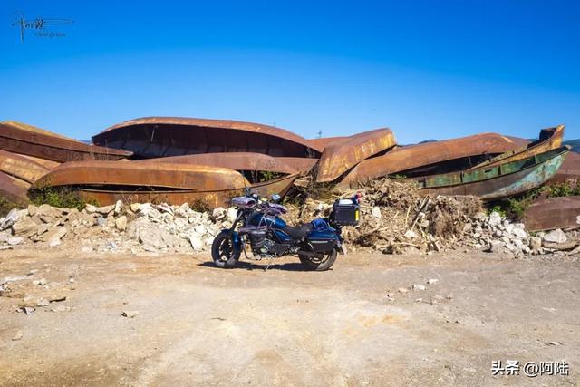洱海边惊现一堆破船,锈迹斑斑却野趣盎然,已经被我轻松登顶拿捏