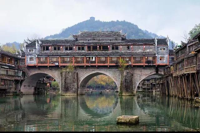 五彩斑斓营造出如梦如幻的古典意境