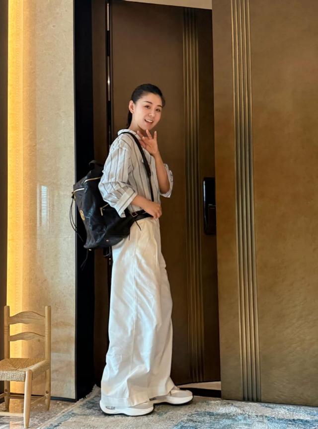 李小萌夫妇在家请客，复式大平层装修很有格调，王雷喝酒也抽烟