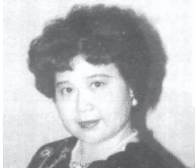 吃里爬外，永不回国？她带领30名演员选择留美，如今年过花甲归来