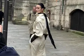 宋佳巴黎街头裤子咋还能吸腿上！图片