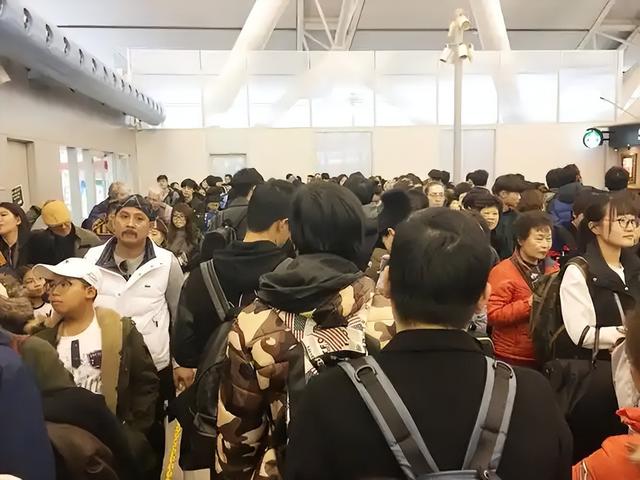 日本机场挤满了回国的人：有人提前结束行程，有人辞工返华