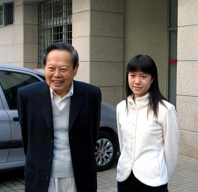 28岁就跟了82岁的杨振宁，如今21年过去，翁帆到底得到了什么？